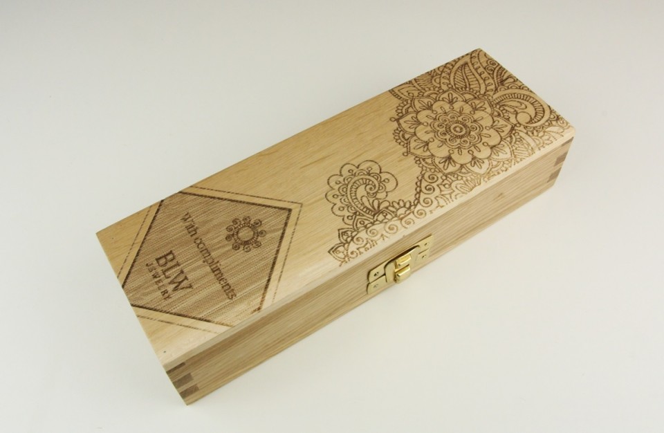 Laser marking on a prestigious wooden case of oak for the wine industry