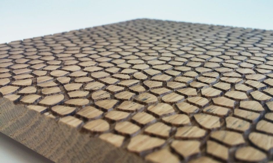 חריטה בלייזר של גרפיקה מעוצבת ליצירת מרקם תלת מימדי על אריח עץ